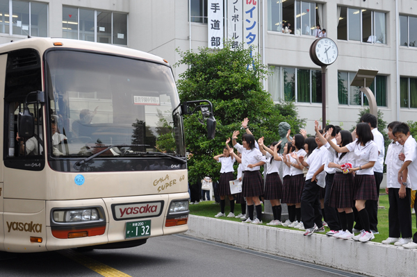 学校を出るバス